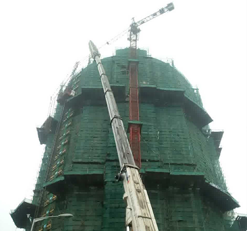 武强吊车在工地上作业